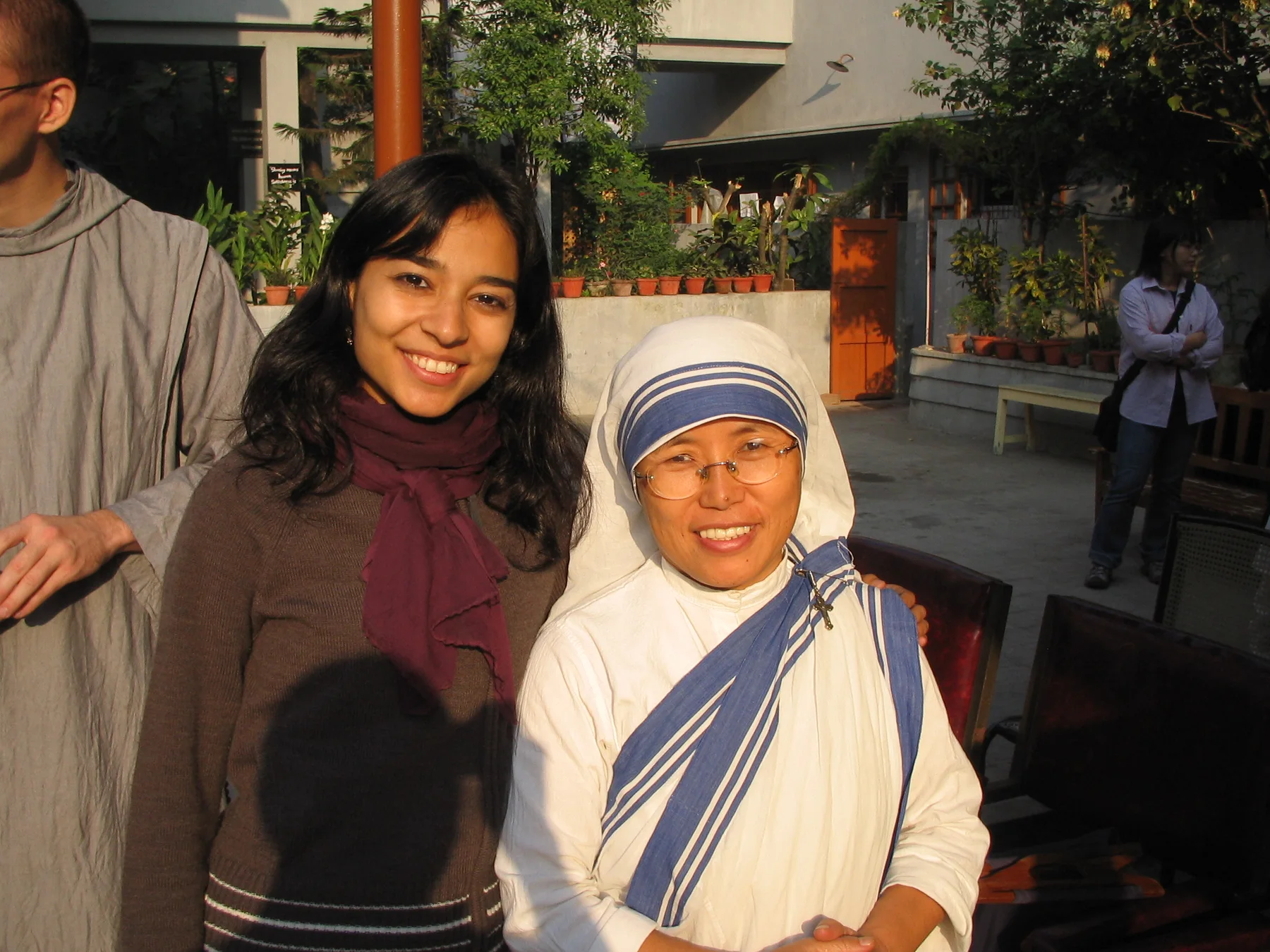 Tanya Pinto visiting Mother Teresa's tomb in Kolkata in 2005