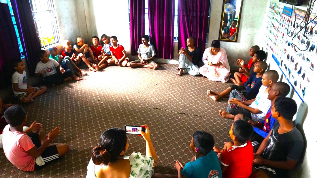 Children gathered in a circle at a Baal Dan partner program